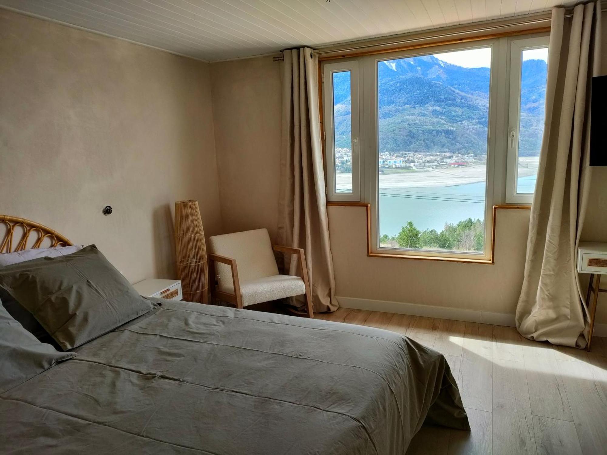 Le Cosy Du Plongeoir - T2 Neuf Avec Vue Sur Le Lac De Serre Poncon Et Grande Terrasse Avec Jardin Savines Pokój zdjęcie